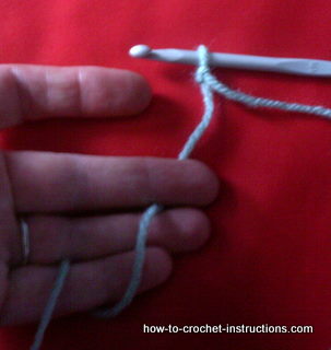 wrapping yarn around fingers for crochet